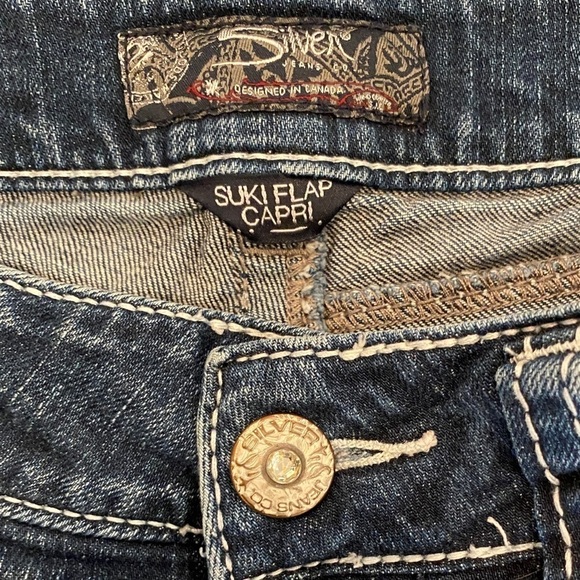 Silver Jeans 30 (US 8) Suki Flap Capri Bermuda Denim Shorts Mid Rise Rhinestones - Picture 6 of 10